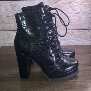 Womens Liliana Lace Up Lug Sole Platform Black Boots Size 10